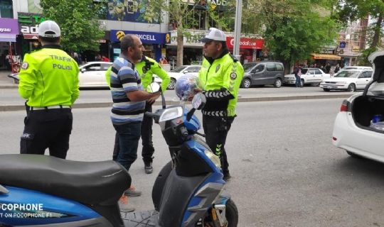 Trafik Ekiplerinden Motor Sürücülerine Kask Hediyesi
