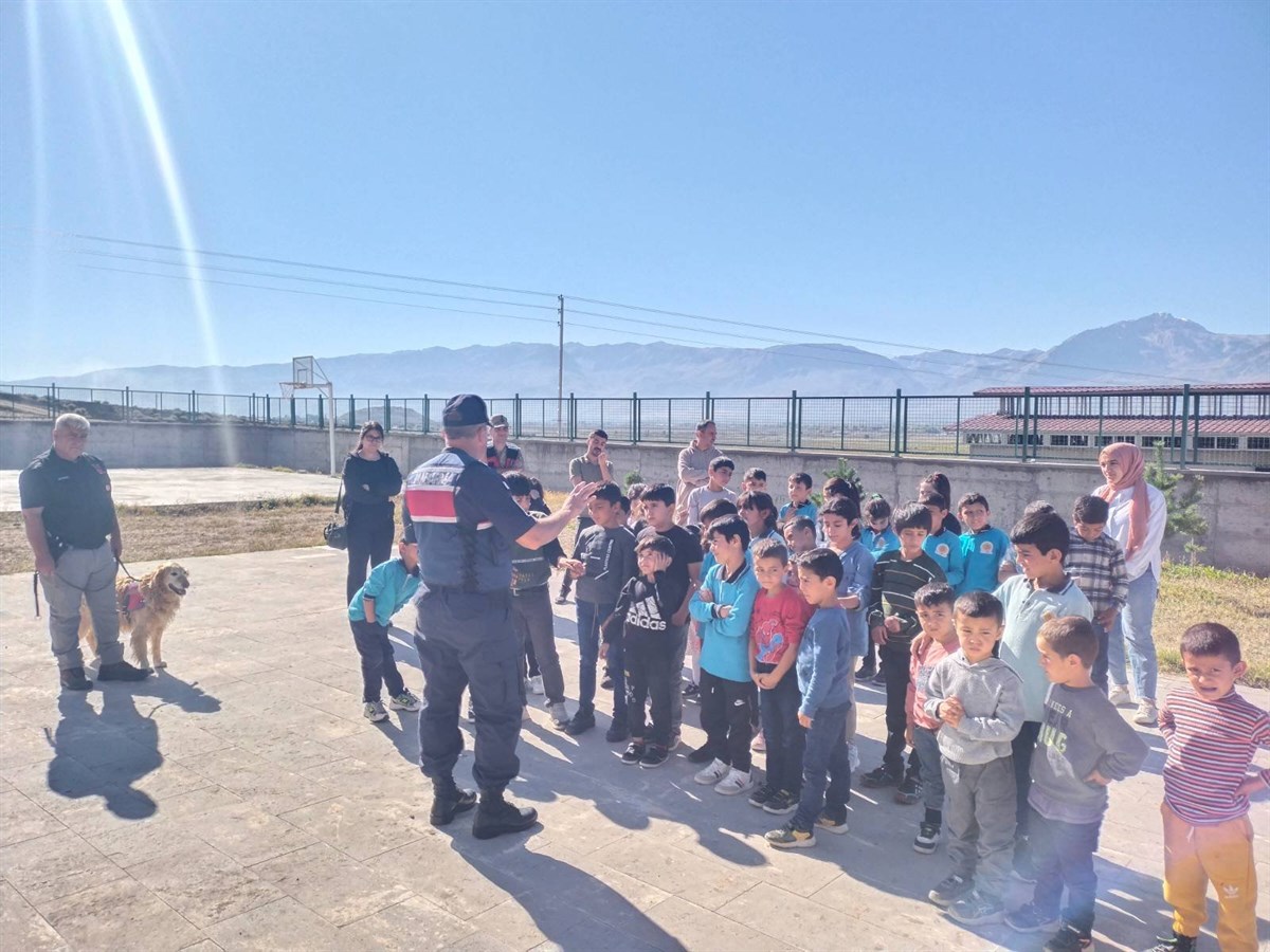 Jandarma Ekipleri, Öğrencilere Hayvan Sevgisini Anlattı