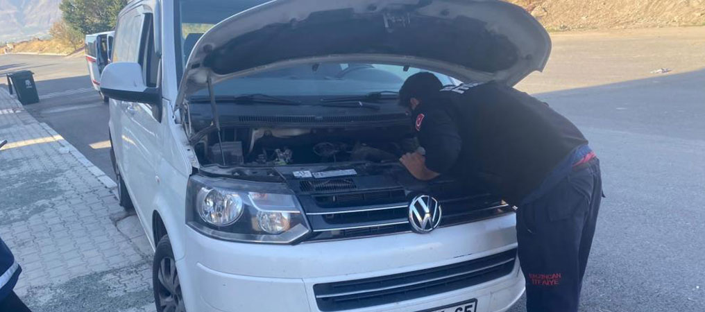 Aracın Motoruna Sıkışan Yavru Kedi Kurtarıldı