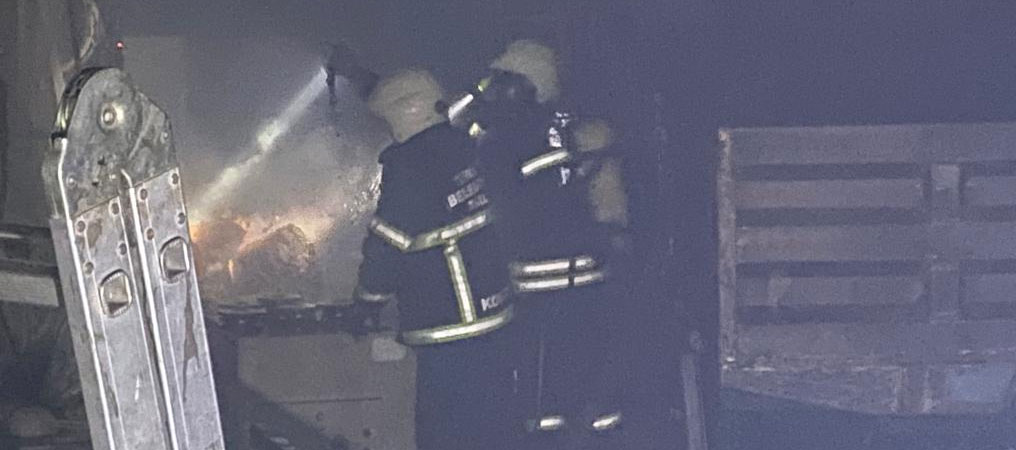 Balataları Yanan Kimyasal Madde Yüklü Tıra İtfaiye Ekipleri Müdahale Etti