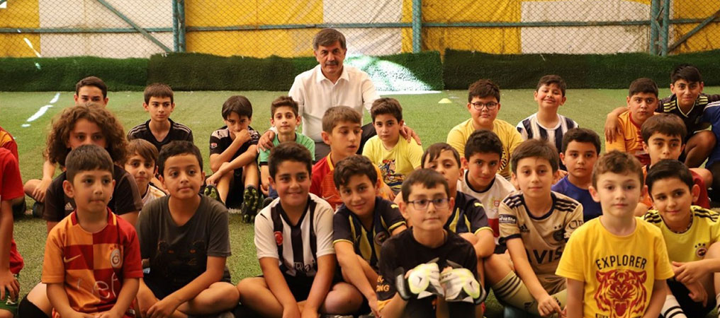 Başkan Bekir Aksun Yaz Okulu Öğrencileri İle Futbol Oynadı