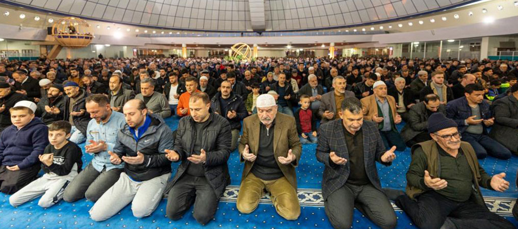Berat Kandili'nde Eller Depremzedeler İçin Semaya Kalktı