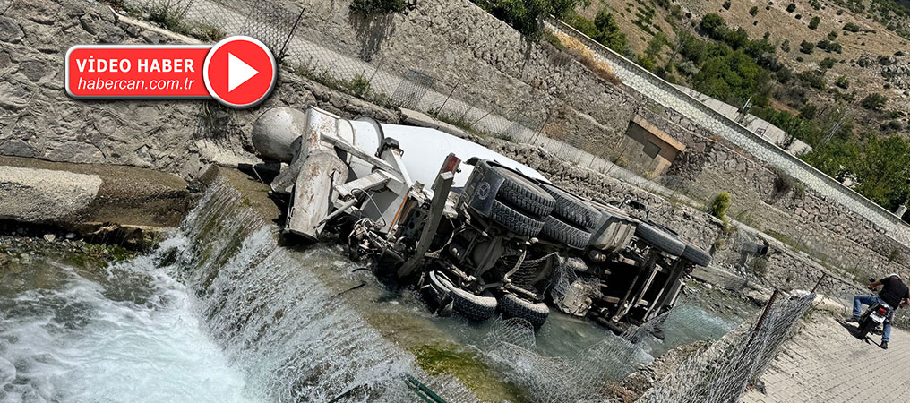Erzincan’da Beton Mikseri Su Kanalına Düştü
