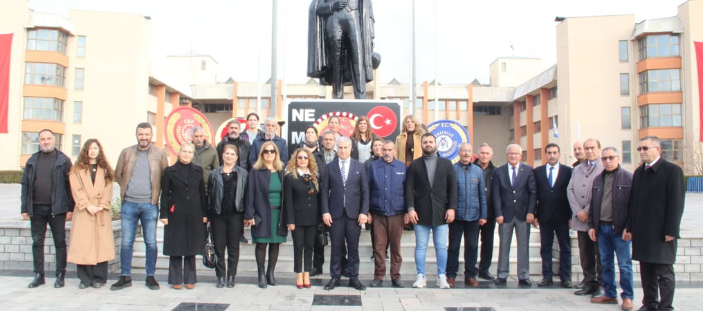CHP Atatürk Anıtına Çelenk Bıraktı