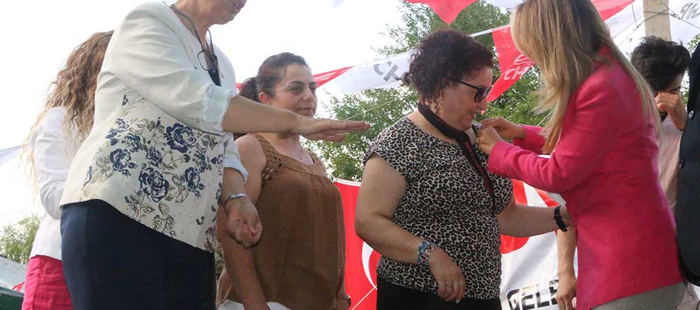 CHP’de Partiye Yeni Katılanlara Parti Rozetleri Takıldı