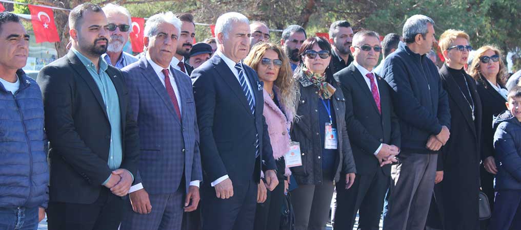 CHP İl Teşkilatı Atatürk Anıtı'na Çelenk Bıraktı