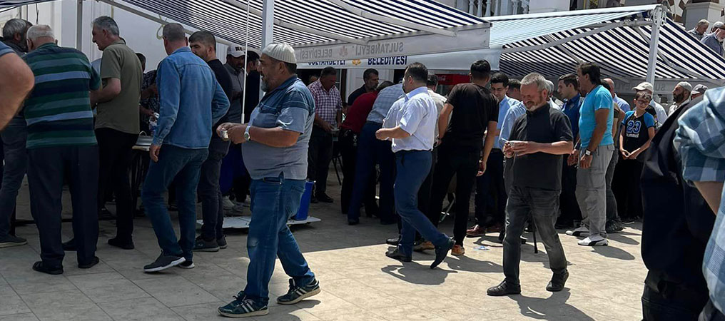 Çayırlı’da Cuma Namazı Çıkışı Aşure Dağıtıldı