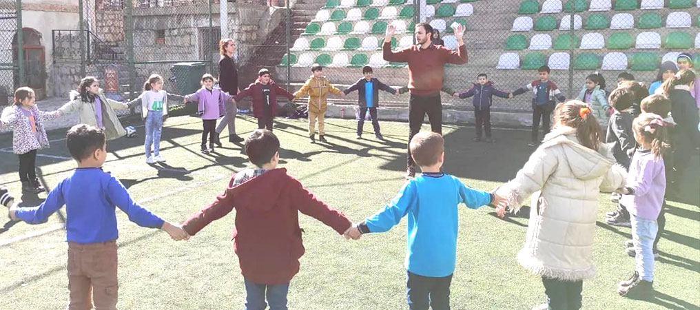 Çocuk Gülerse Dünya Güler