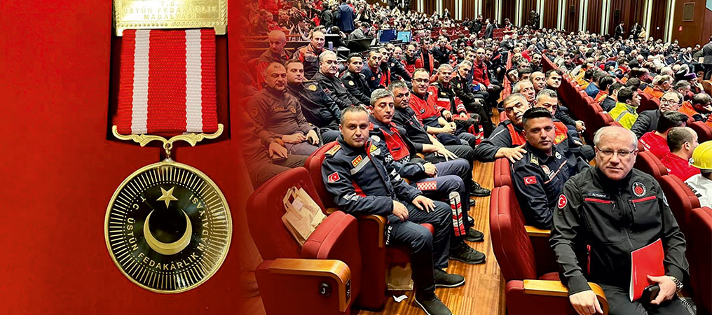 Deprem Gönüllülerine Devlet Üstün Fedakârlık Dayanışma Madalyası Verildi