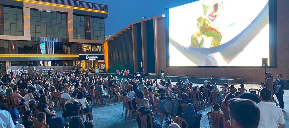 Dev Ekranda Çocuklara Sinema Keyfi