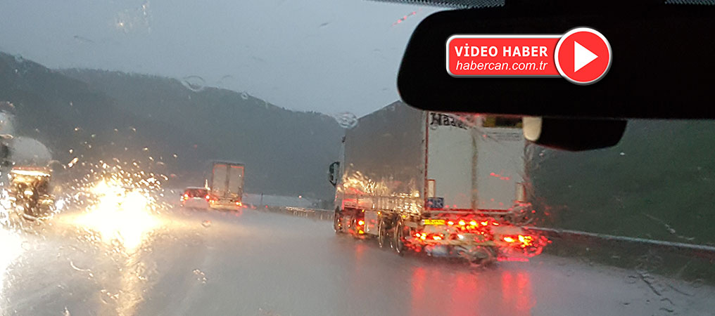 Erzincan'da Dolu Yağışı Yolu Beyaza Büründürdü