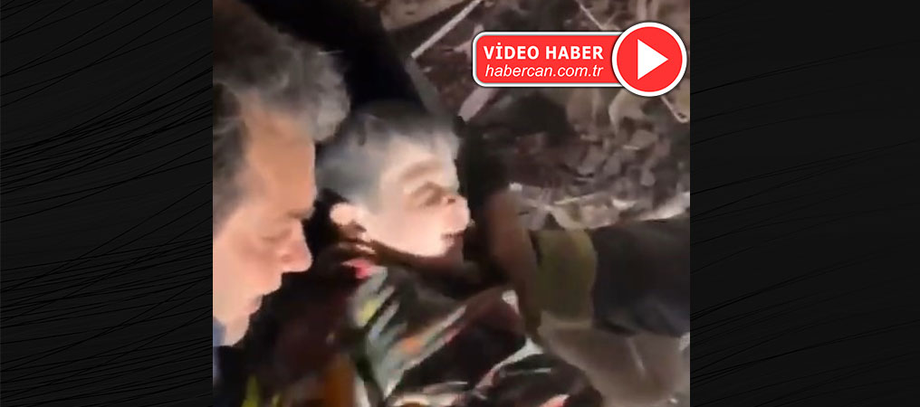 Enkaz altından kurtarılan 3 yaşındaki Miran'a hayat öpücüğü