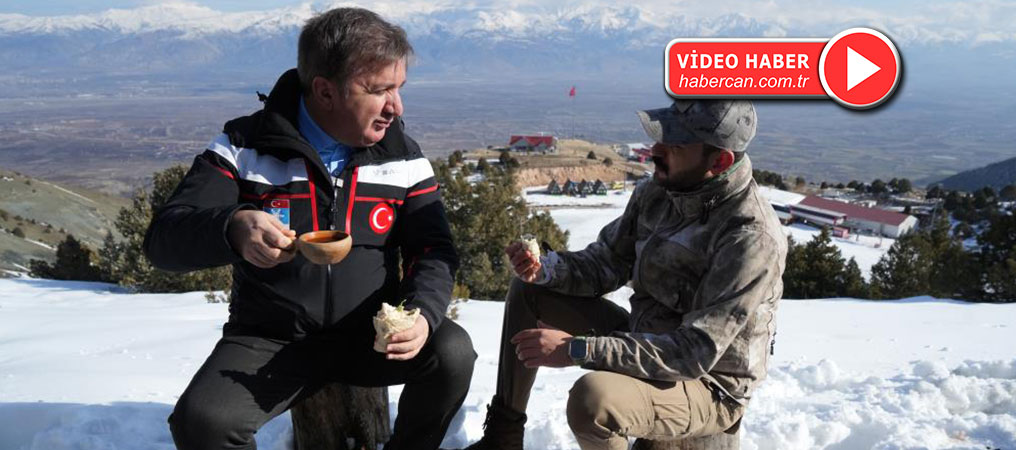Ergan Dağında Göl Manzarasına Karşı Kahvaltı Keyfi