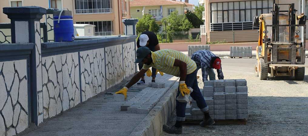 Erzincan Belediyesi İmara Açılan Sokaklarda Kaldırım Çalışması Başlattı