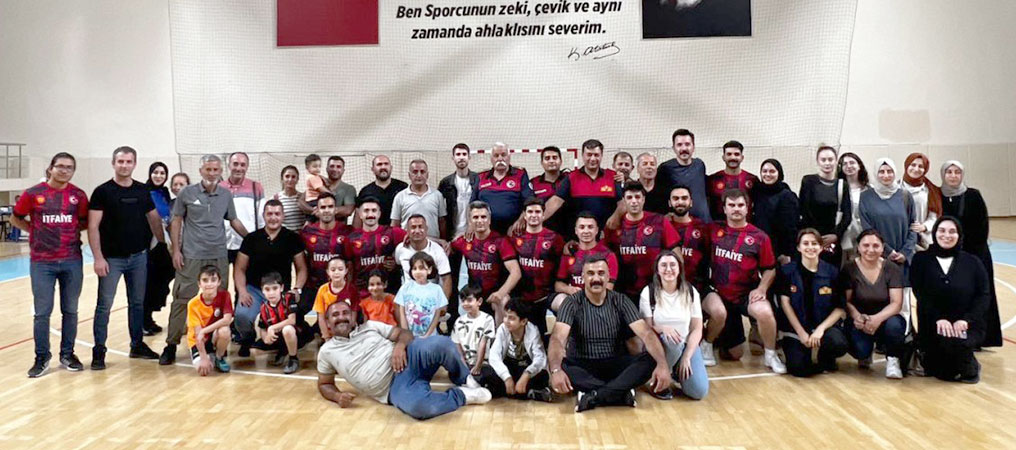 Erzincan Belediyesi İtfaiye Müdürlüğü Voleybol Takımı Yarı Finalde
