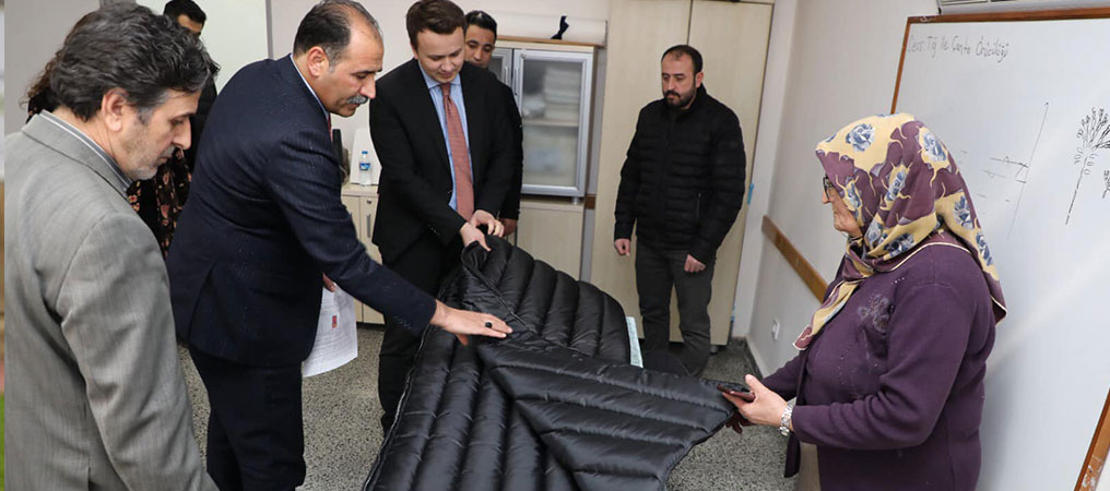 Erzincan Halk Eğitim, Depremzedeler İçin Uyku Tulumu Dikiyor