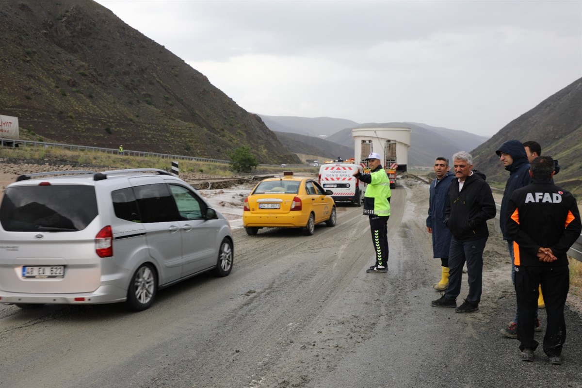 Erzincan-Sivas Karayolunda Heyelan Meydana Geldi