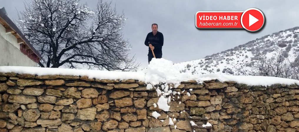 Erzincan’a Kar Yağdı, Köyde Yaşayan Vatandaşlar Bacalarını Küredi