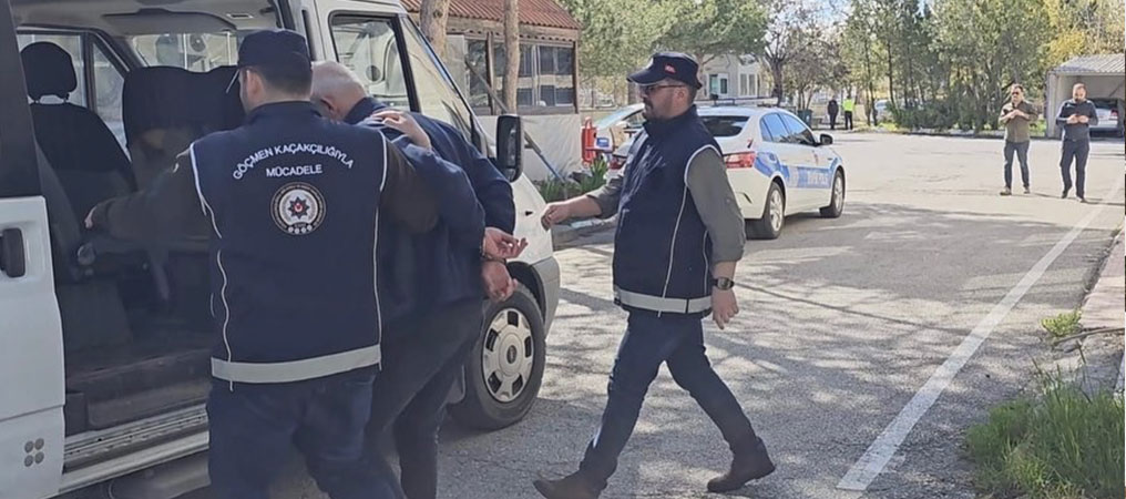 Erzincan'da 8 Kaçak Göçmen Yakalandı, Şoför Tutuklandı