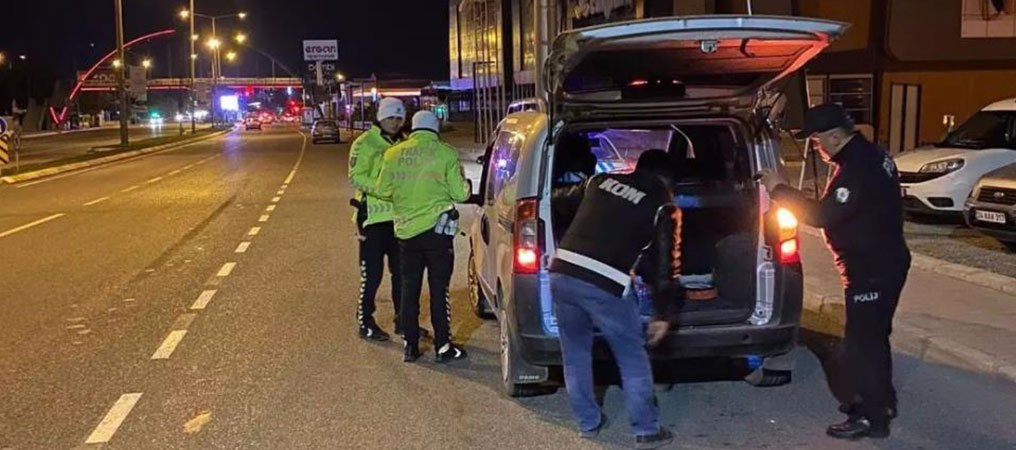 Erzincan’da Bir Araçta 2 Adet El Bombası Ele Geçirildi