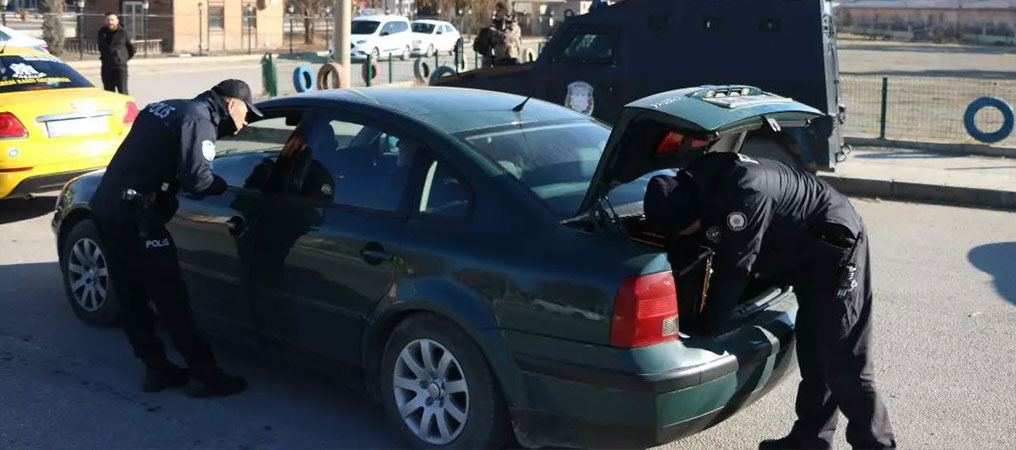 Erzincan’da Çeşitli Suçlardan Aranan 63 Kişi ve 56 Kaçak Göçmen Yakalandı   