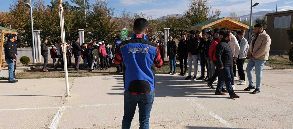 Erzincan’da Çök-Kapan-Tutun ve Tahliye Tatbikatı Gerçekleştirildi 