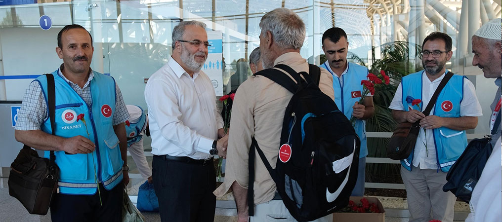 Erzincan’da Hacdan Dönen Hacılar Güllerle Karşılandı