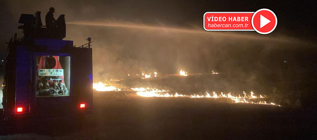 Erzincan’da Otluk Arazide Çıkan Yangın Geceyi Aydınlattı!
