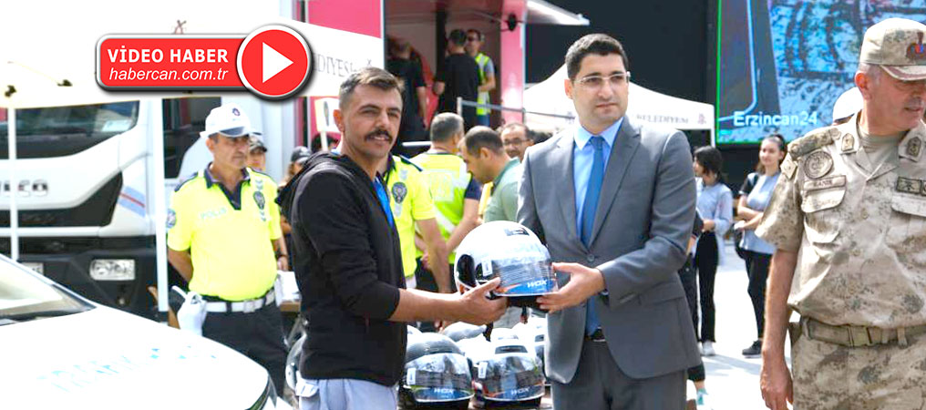 Erzincan’da Polis Motosiklet Sürücülerine Kask Dağıttı
