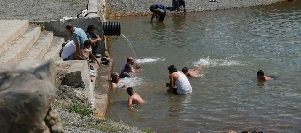 Erzincan’da Termometreler 39'u Gösterdi: Çocuklar Havuzda Serinlemeye Çalıştı