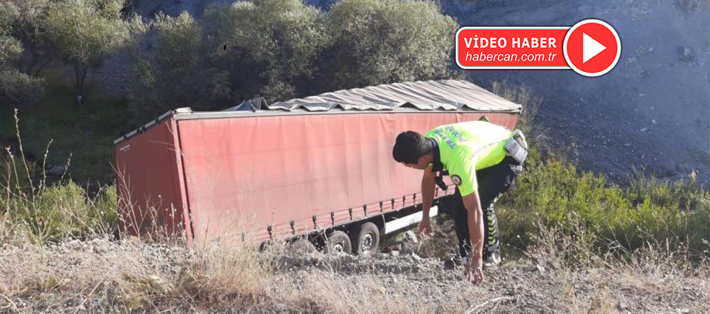 Erzincan’da Tır Şarampole Uçtu