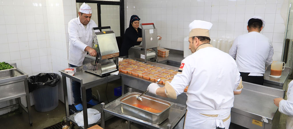 Erzincan’da İhtiyaç Sahibi Ailelere Günlük Yemek Dağıtılıyor
