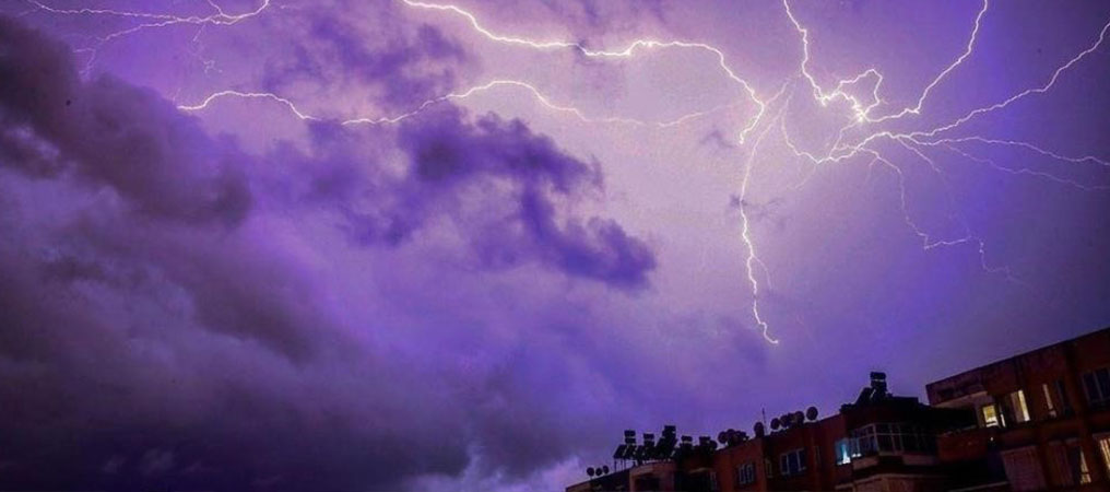Erzincan’da Şimşekler Geceyi Aydınlattı
