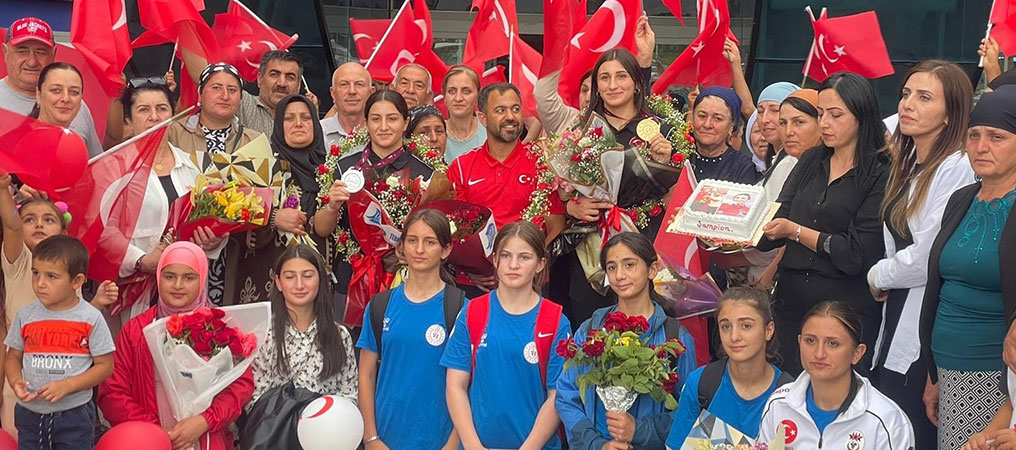 Erzincan’ın Şampiyon Güreşçileri Havalimanında Coşkuyla Karşılandı