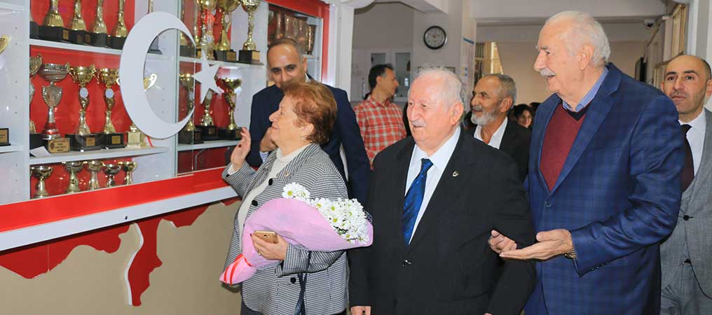 Eski Erzincan Valisi Aksoy’dan İsmini Taşıyan Okula Ziyaret