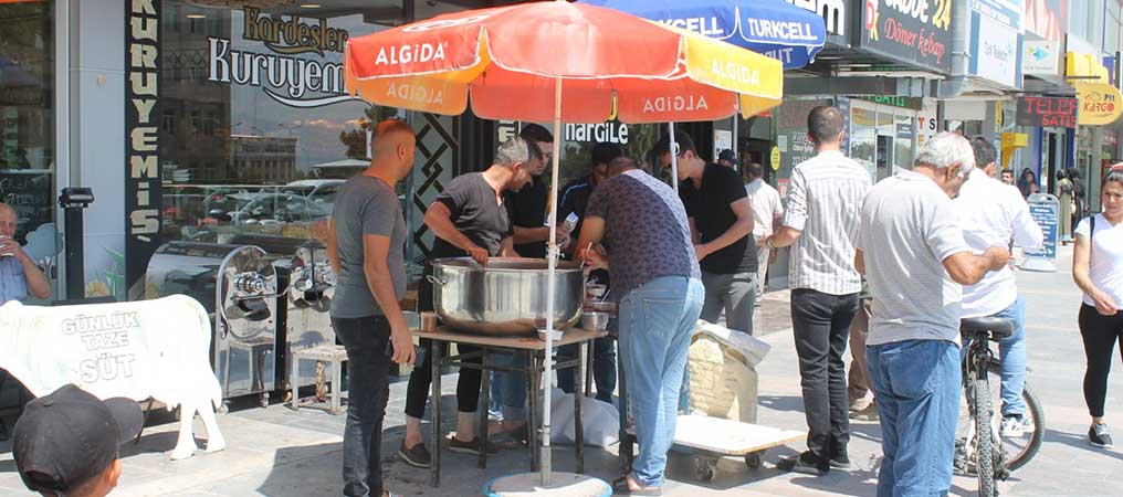 Esnaf Dayanışması İle 2 Bin Kişilik Aşure Dağıtıldı