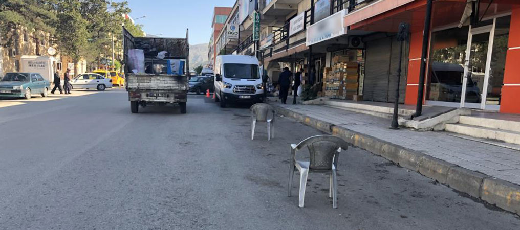 Esnafın Duba ve Sandalyeli Yol Kapatmasına Tepki