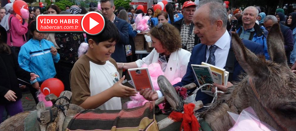 Eşekle köy köy gezip kitap dağıtıyor