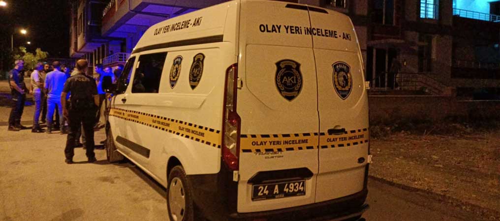 Eşini çocuklarının önünde bıçaklayarak öldürdü