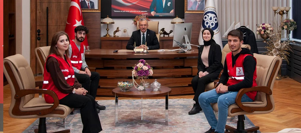 Genç Kızılay Gönüllülerinden Rektör Levent’e Ziyaret