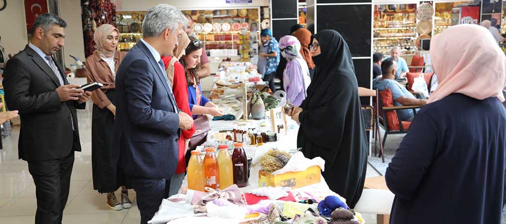 Girişimci Kadınlar El Emeği Ürünlerini Sergiliyor