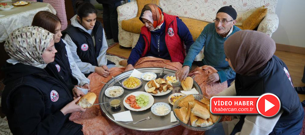 Gönüllü Gençler, Yaşlı Vatandaşların Gönüllerine Dokunuyor
