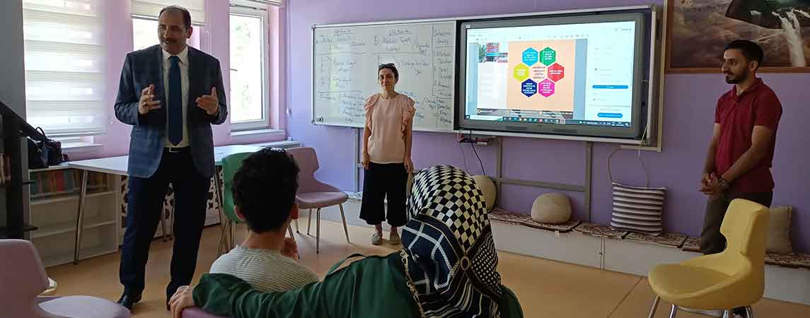 LGS Tercih Danışma Merkezi Öğrenci ve Velilere Hizmet Veriyor