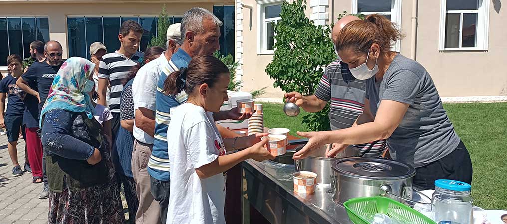 Hacı Bektaş Veli Anadolu Kültür Vakfı Tarafından 3 Bin Kişiye Aşure İkramı 