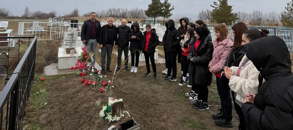 Anadolu Gençlikspor Kadın Futbol Takımı, Hakan Doğan’ı Mezarı Başında Andı