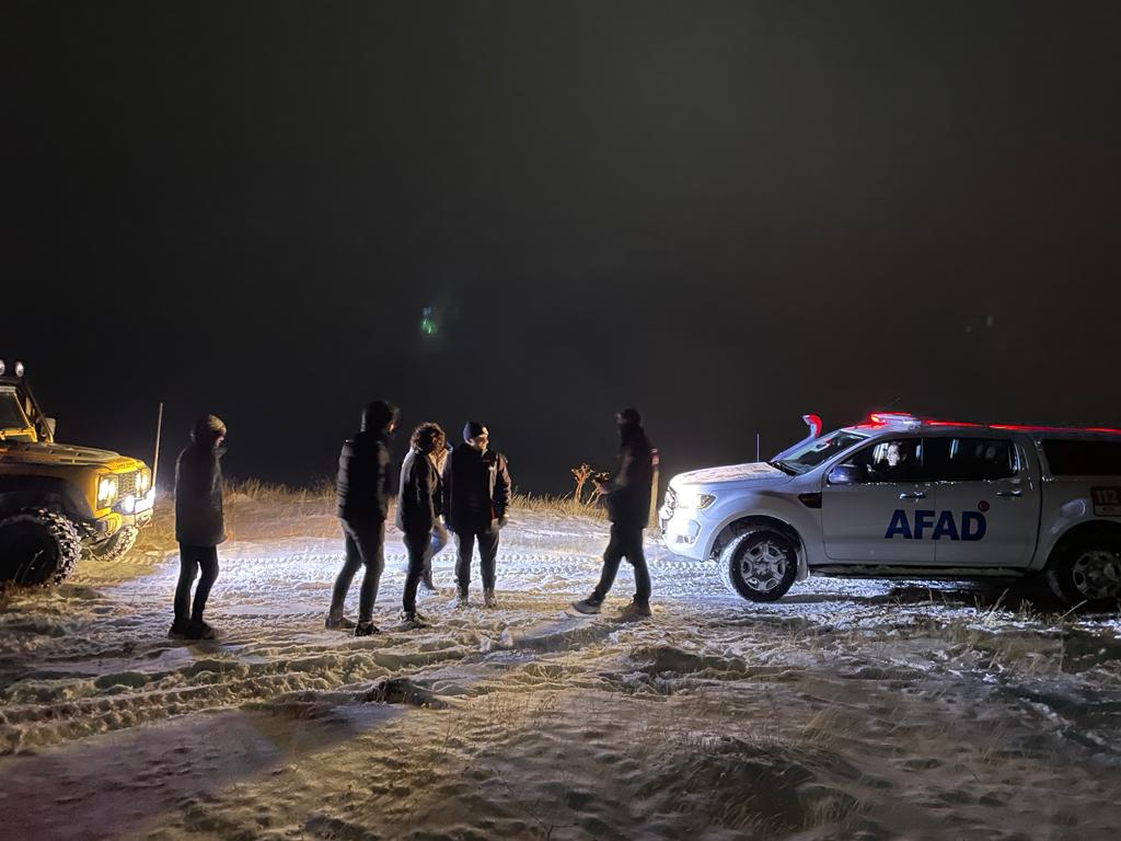 Erzincan'da Kar ve Tipide Mahsur Kalan 3 Kişi Kurtarıldı 