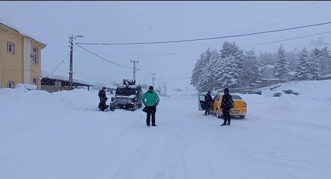Erzincan - Tunceli yolu araç trafiğine kapatıldı