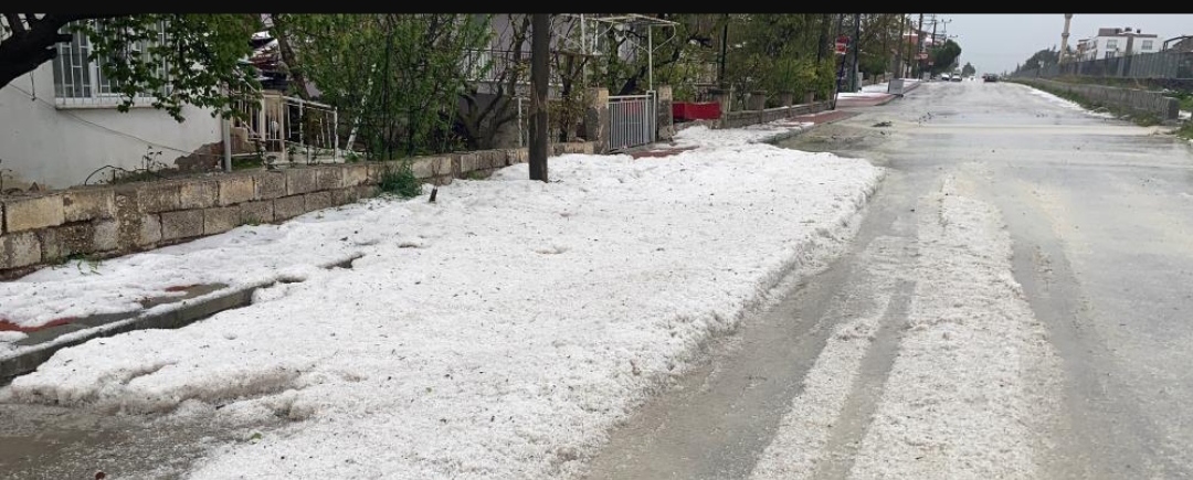Dolu yağışı Kemaliye'nin yollarını beyaza büründürdü