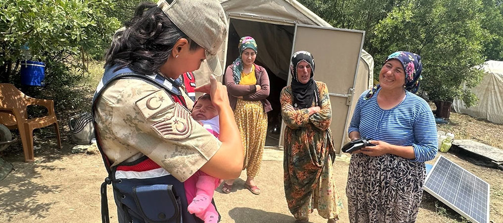 Jandarmadan Çocuklara Şefkat Eli