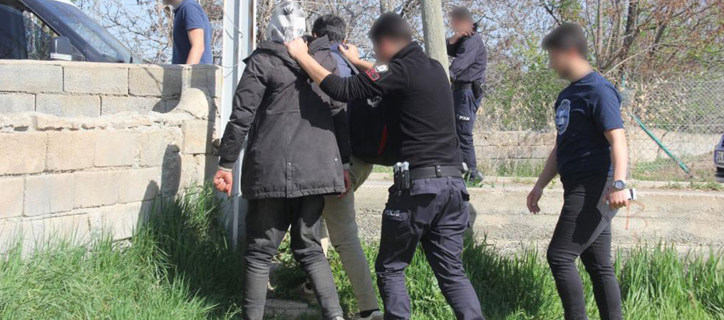 Kaçak Göçmenler Kaçtı Polis Kovaladı